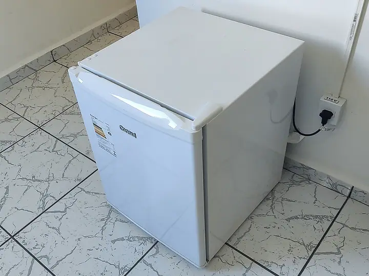 Frigobar branco num dos quartos
