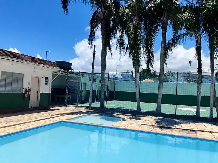Piscina com palmeiras e céu azul