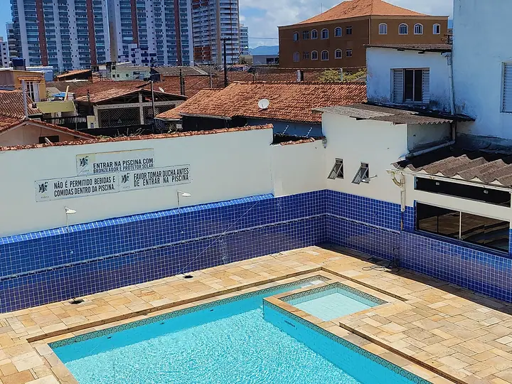 Piscina infantil ao lado da piscina adulto, com o muro de azulejos azuis