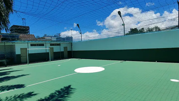 Quadra verde cercada por tela, ao ar livre