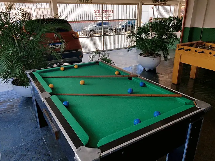 Mesa de bilhar e pebolim no salão de jogos